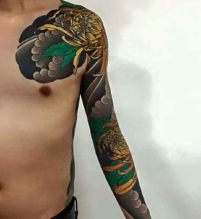 让人迟迟缓不神来的双半甲彩色纹身刺青