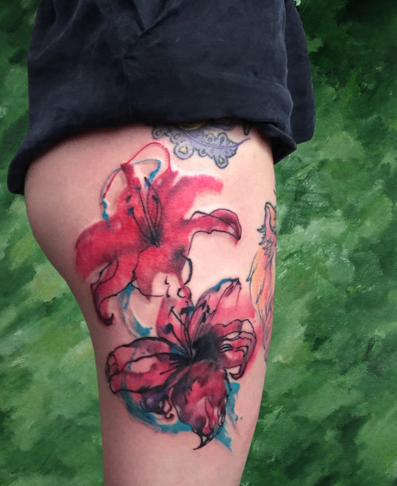 包着臀部的迷人彼岸花纹身图案