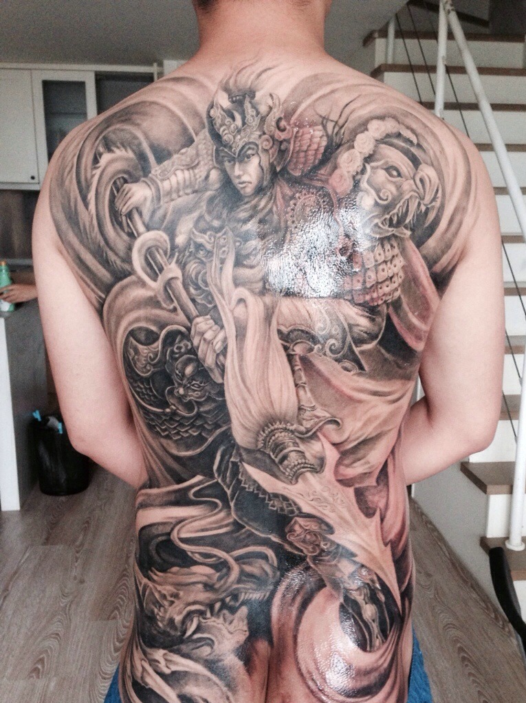 满背一位古代勇士纹身图案十分潇洒