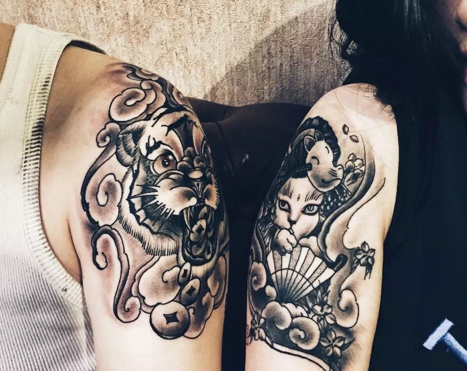 大臂黑白花妓与动物的情侣纹身图案