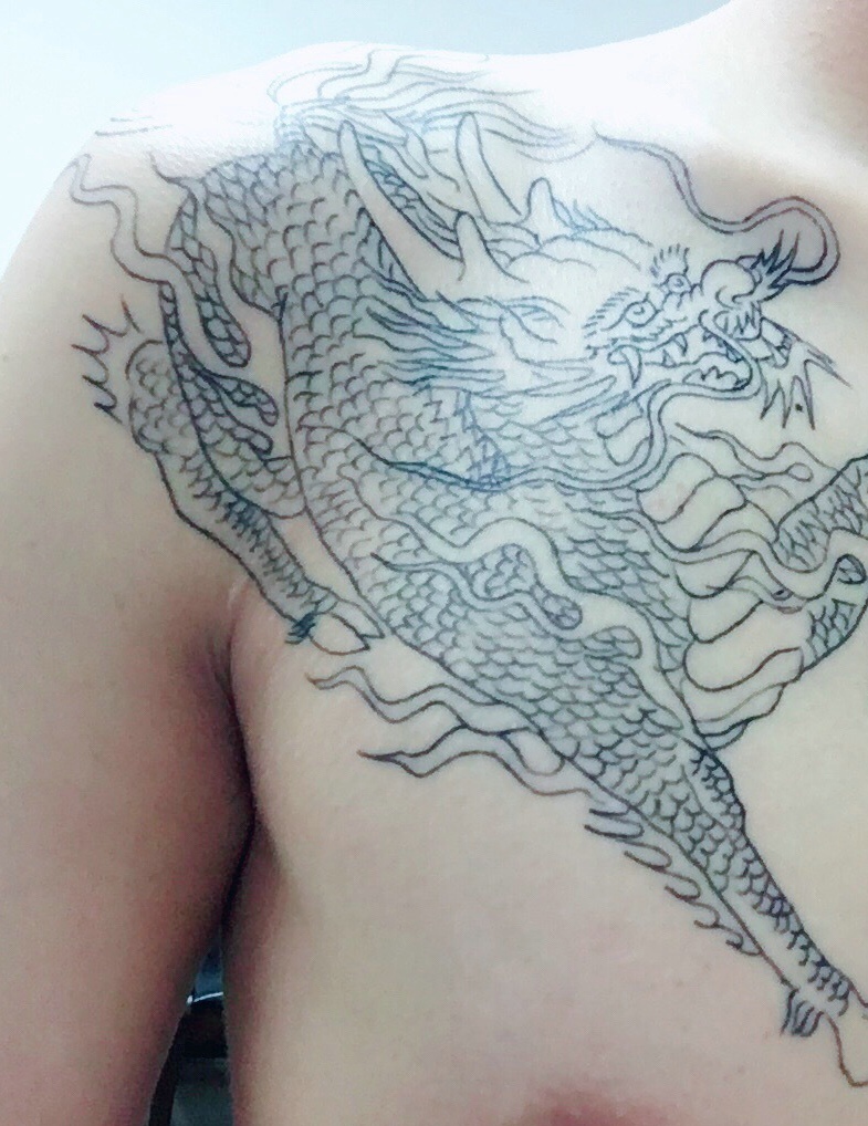 简陋明了的胸前邪龙纹身图案