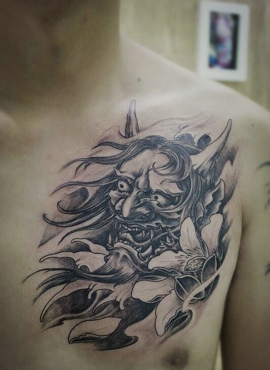 男士胸前黑白般若纹身图案