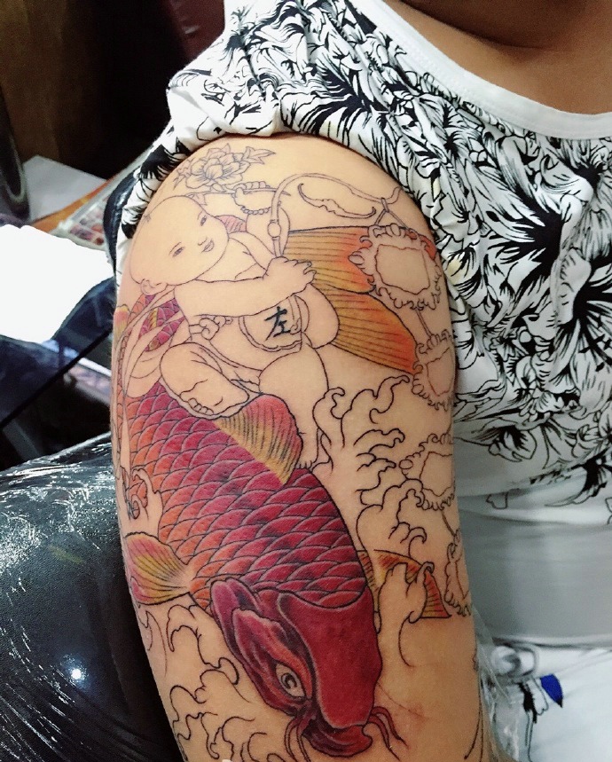 花臂红鲤鱼与小顽童结合的纹身图案