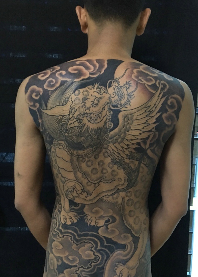 满背黑白传统大邪龙纹身图案十分洒脱