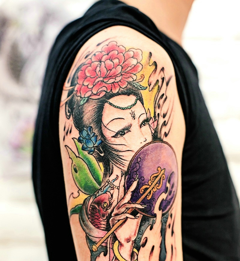 大臂一枚精致的花妓纹身图案