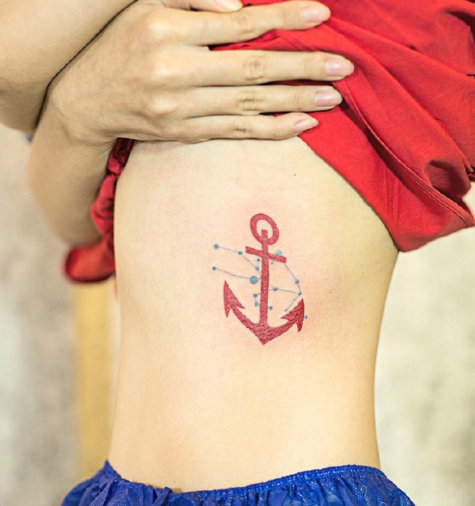 侧腰部个性独特的图腾纹身图案