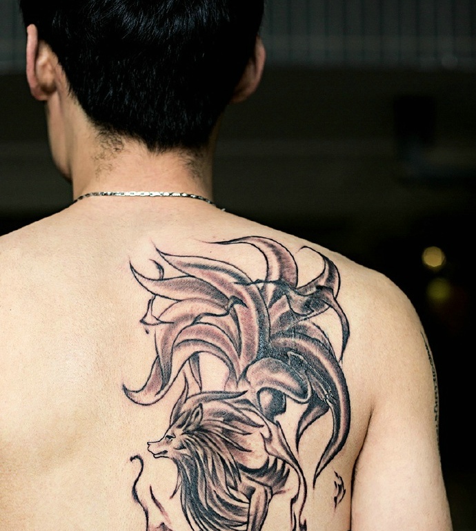 处在后背的一直黑白动物纹身图案