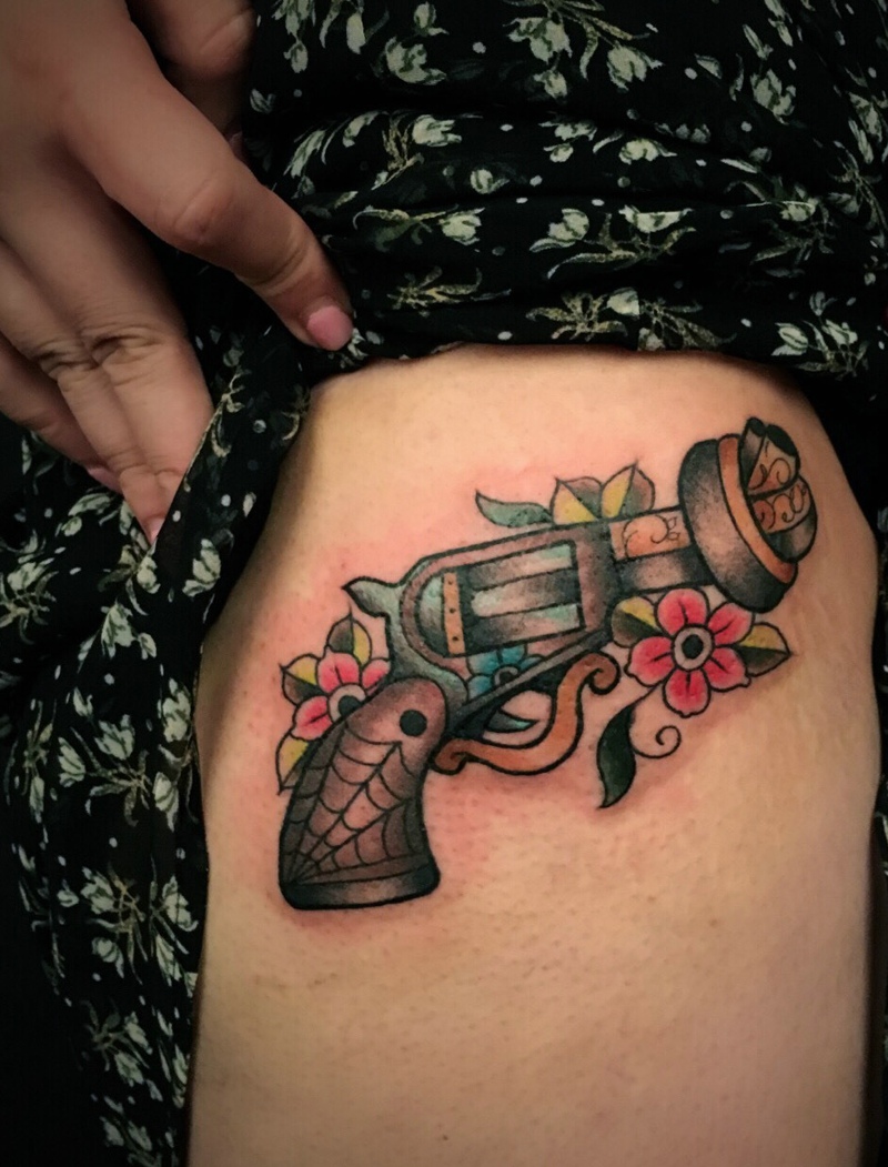 落在女生腿部彩色水枪纹身图案