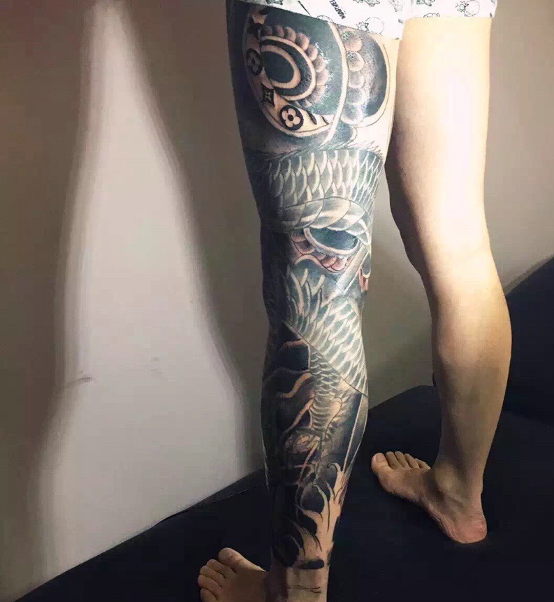 包小腿的黑白盘龙纹身图案魅力十足