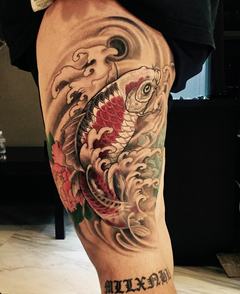 一款超赞的腿部传统鲤鱼纹身图案