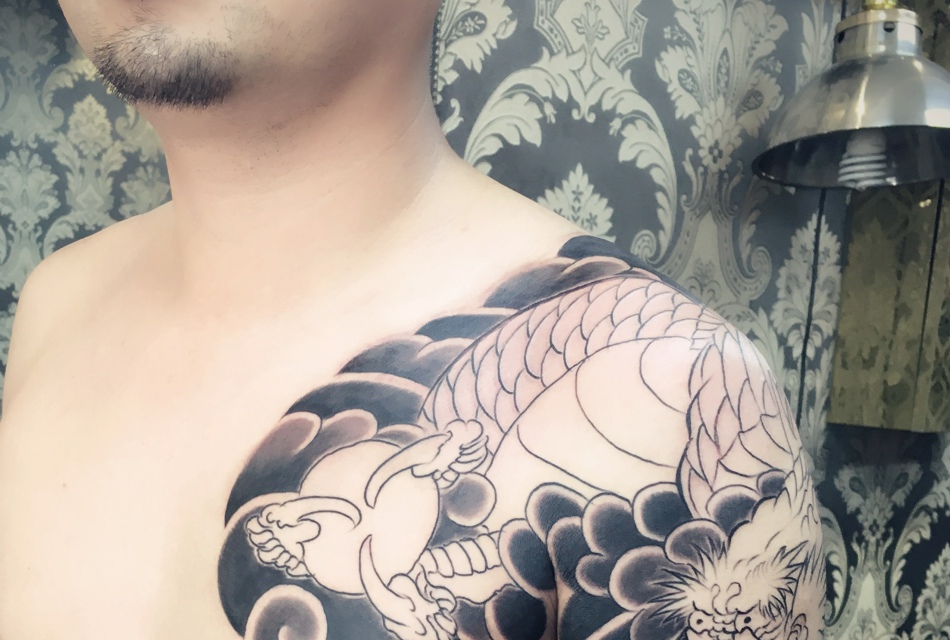 超级霸气的半甲黑白邪龙纹身图案