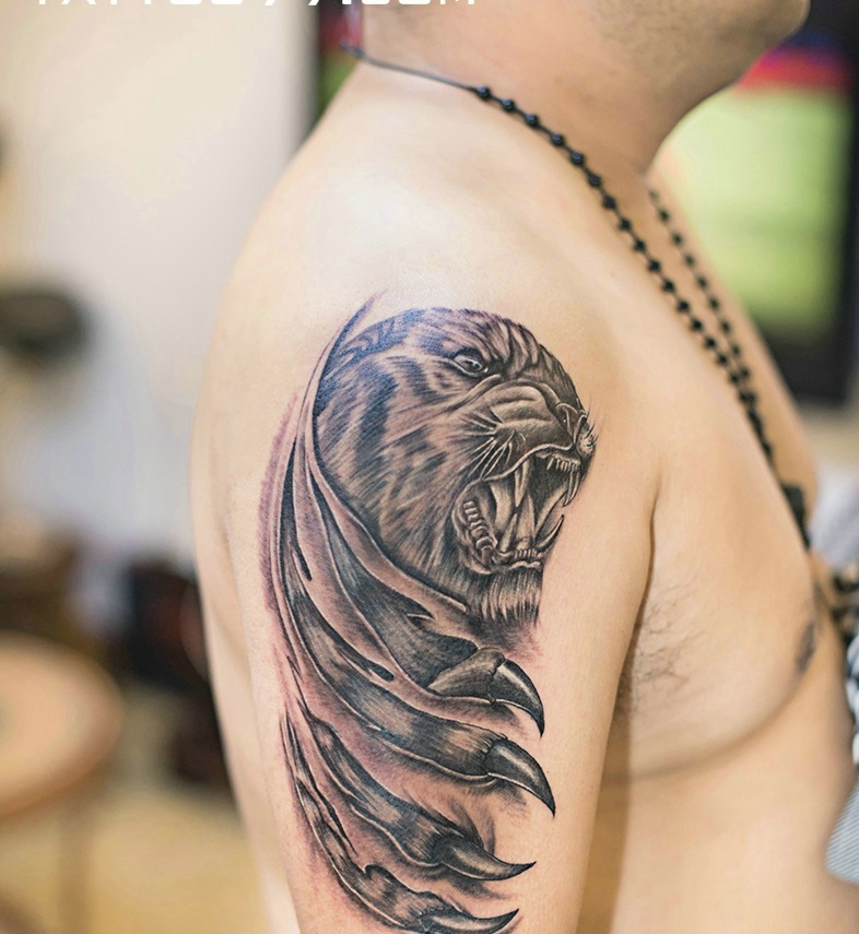 大臂凶恶的黑白动物纹身图案