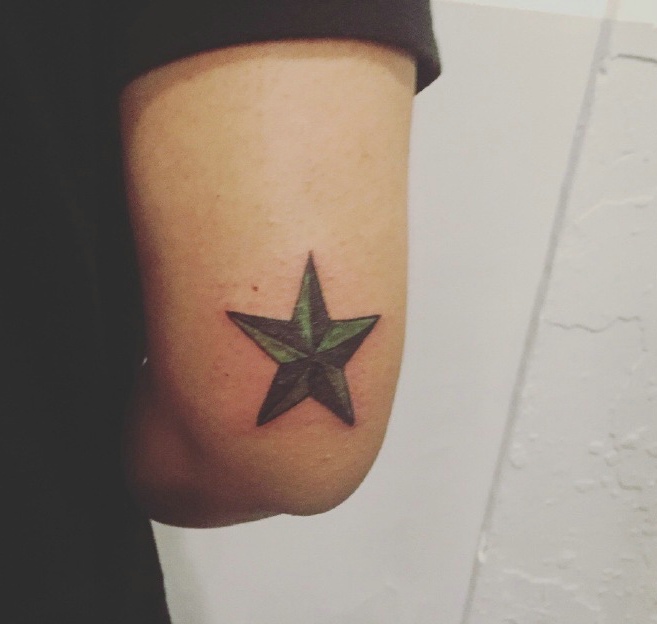 个性活力的手臂外侧五角星纹身图案