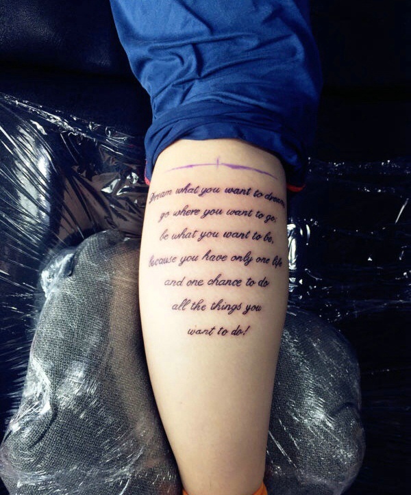 腿部密密麻麻的个性英文纹身图案