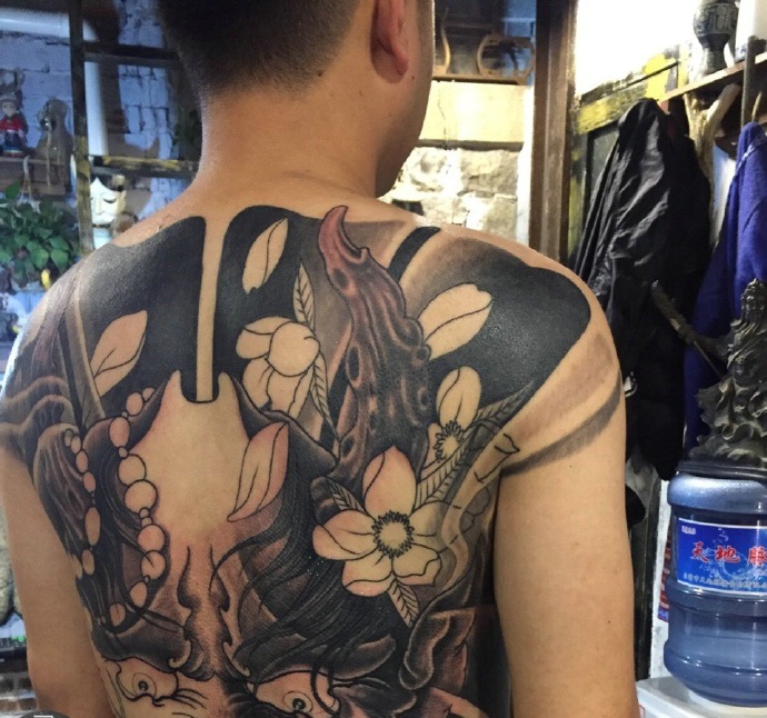 遮盖满背的经典黑白大般若纹身图案