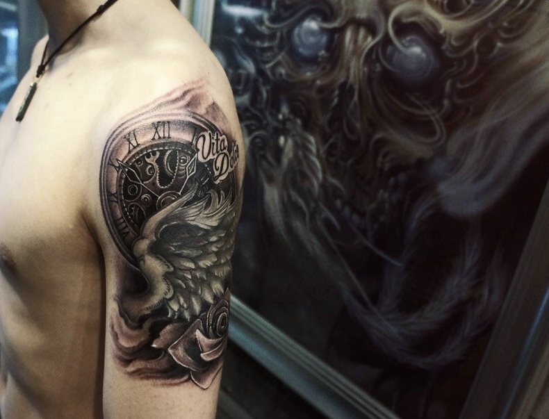 手臂复古黑灰指南针纹身图案