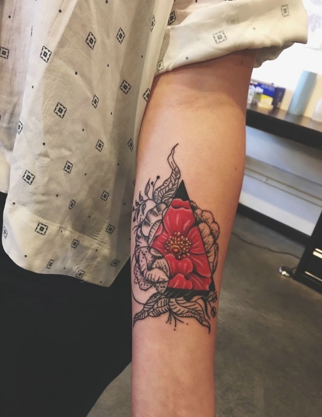 个性风趣的手臂几何花朵纹身图案