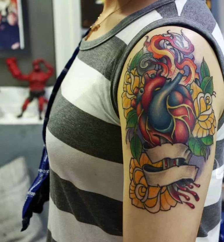 五颜六色的有趣大臂图腾纹身图案