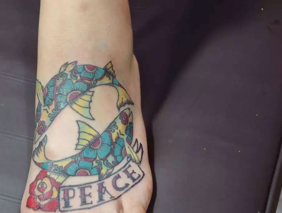 脚背色彩鲜艳的图腾纹身图案