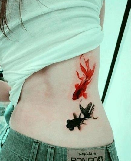女孩后腰小金鱼纹身图案