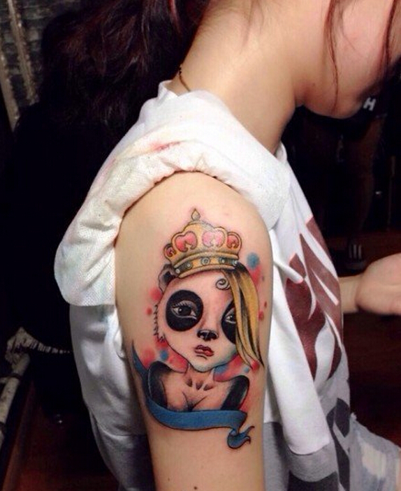 女生手臂彩色女郎皇冠纹身图片