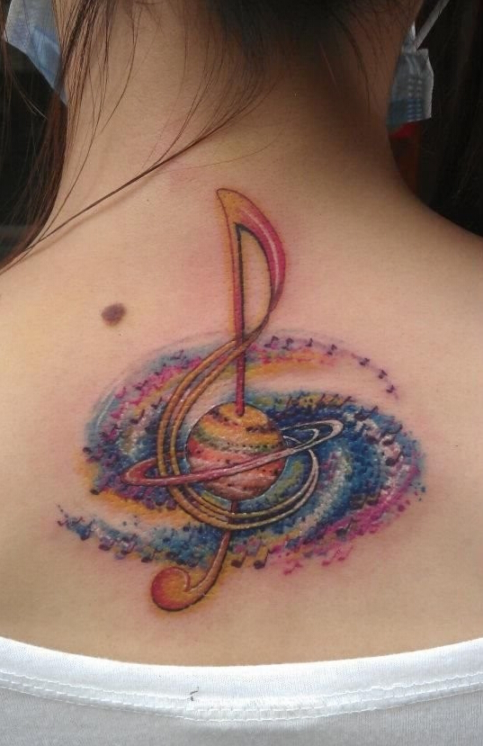 后背漂亮的彩色星空音符纹身图案