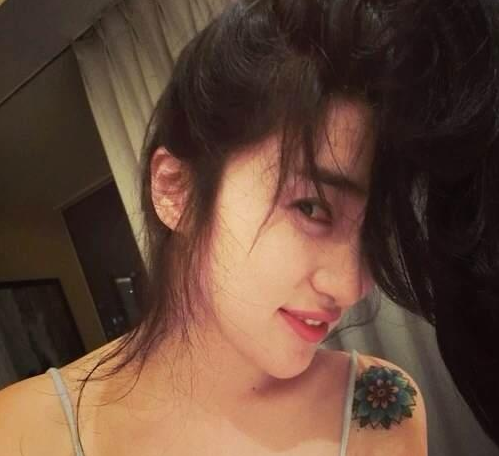 女神肩部花纹身图案