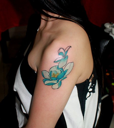 美女手臂淡雅的莲花纹身图案