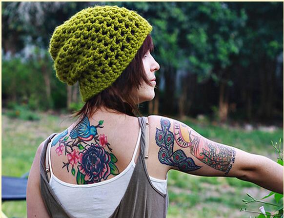 前卫女性背部精致精致的花纹身图案