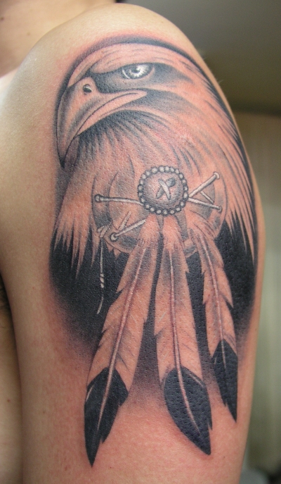 手臂个性老鹰头纹身图案