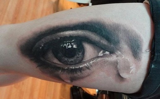 腿上色彩鲜艳的3d眼睛纹身图案