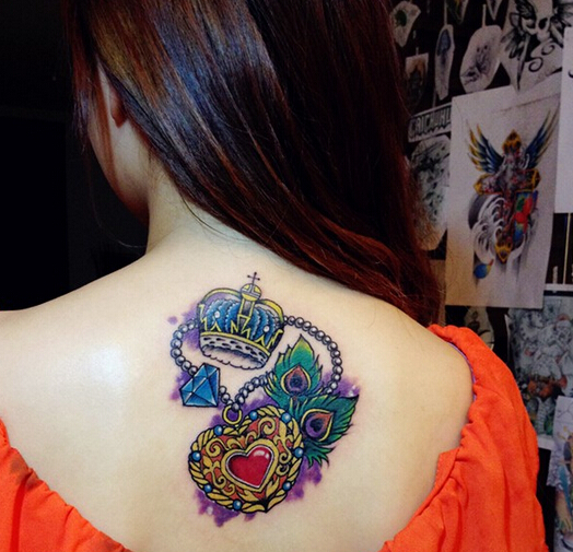 女孩子背部漂亮的彩绘纹身