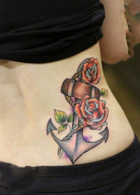 美女侧腰船锚玫瑰纹身图案