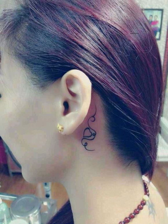 耳朵后面小巧唯美的图腾刺青
