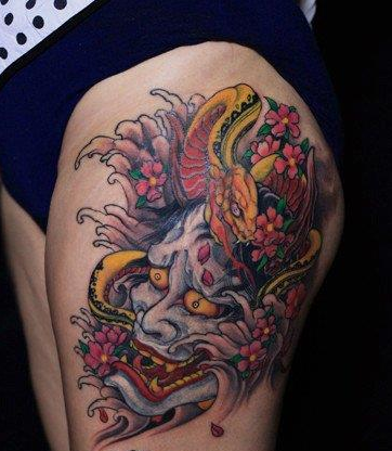 女性大腿彩色般若蛇纹身图案