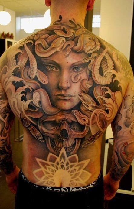 男士大气的满背美杜莎纹身图案