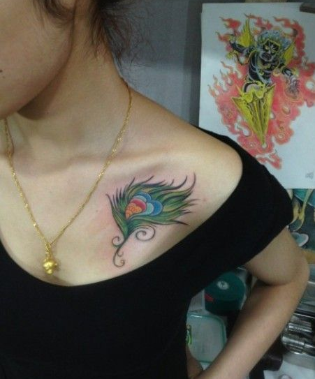 肩部唯美孔雀羽毛纹身图案