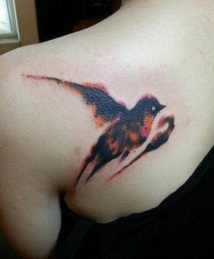 肩背的水墨小燕子纹身图案