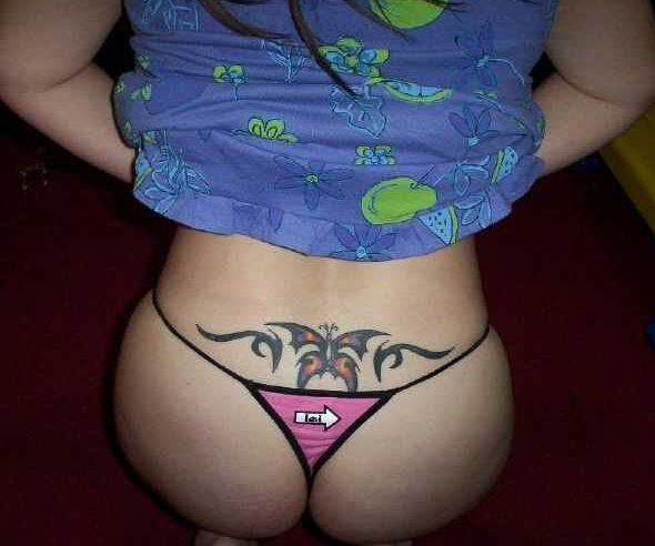 女性后腰性感的蝴蝶纹身图案