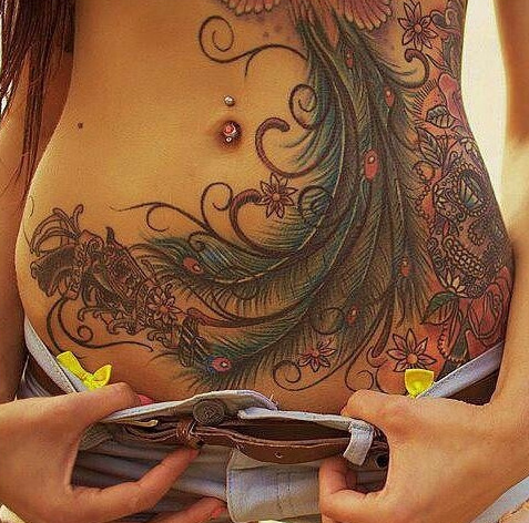 美女满腹艳丽的凤凰羽毛纹身图案大全