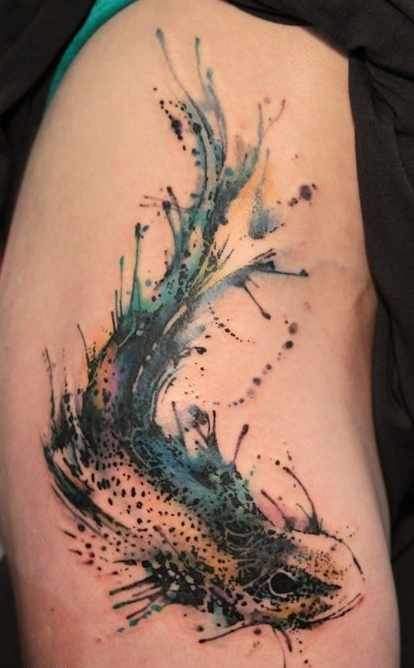 女性大腿个性彩墨鱼纹身图案