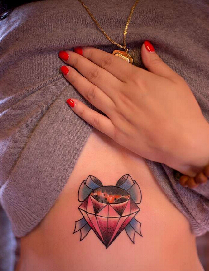 美女腹部钻石蝴蝶结纹身图案