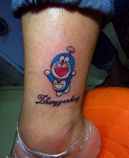 腿部彩色叮当猫纹身图案