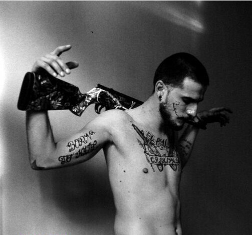 男人胸前个性手枪英文纹身图案