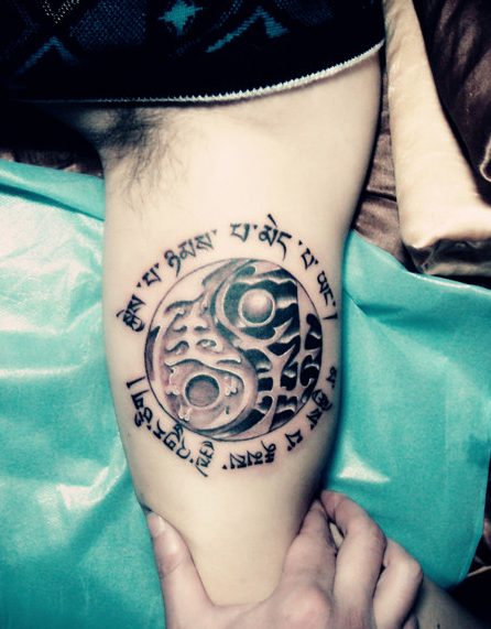 手臂八卦图腾纹身图案