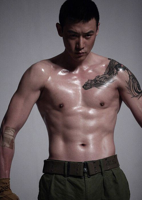 型男陆毅披肩龙图腾纹身图案