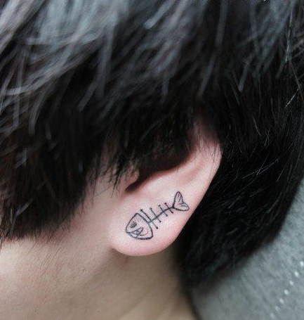 女生耳部小巧流行的鱼骨纹身图案