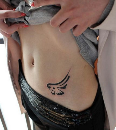 美女腹部好看的图腾翅膀纹身图案