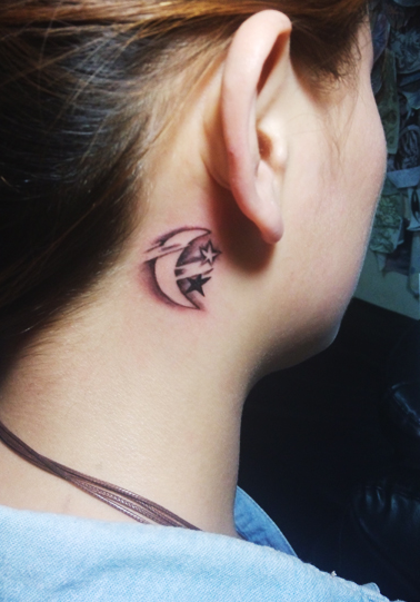 美女耳后的月亮小图案纹身作品