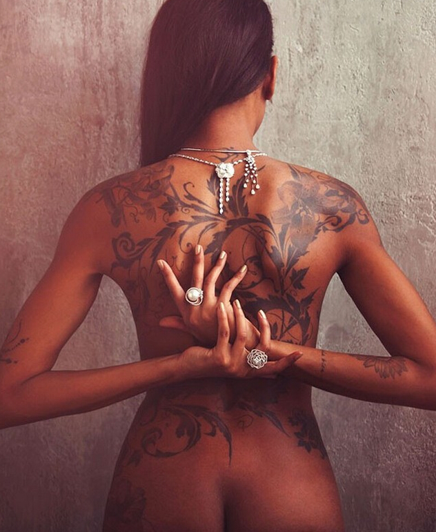 欧美风满背花卉纹身图案